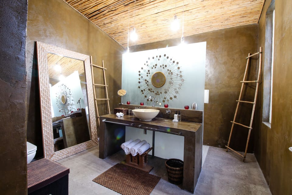 Buffalo King Size Room | Bathroom | Shower, designer toiletries, hair dryer, bathrobes