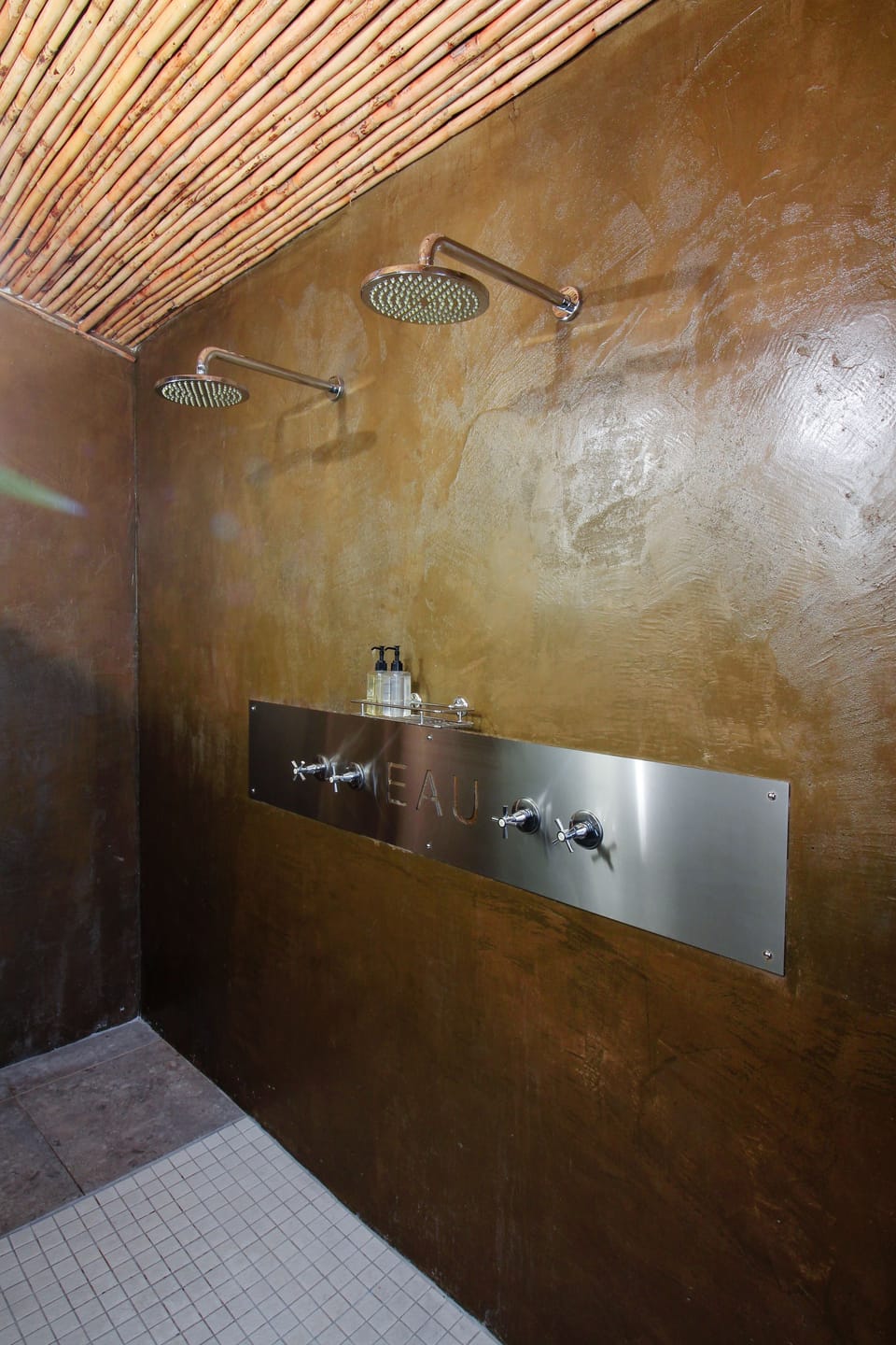 Buffalo King Size Room | Bathroom shower