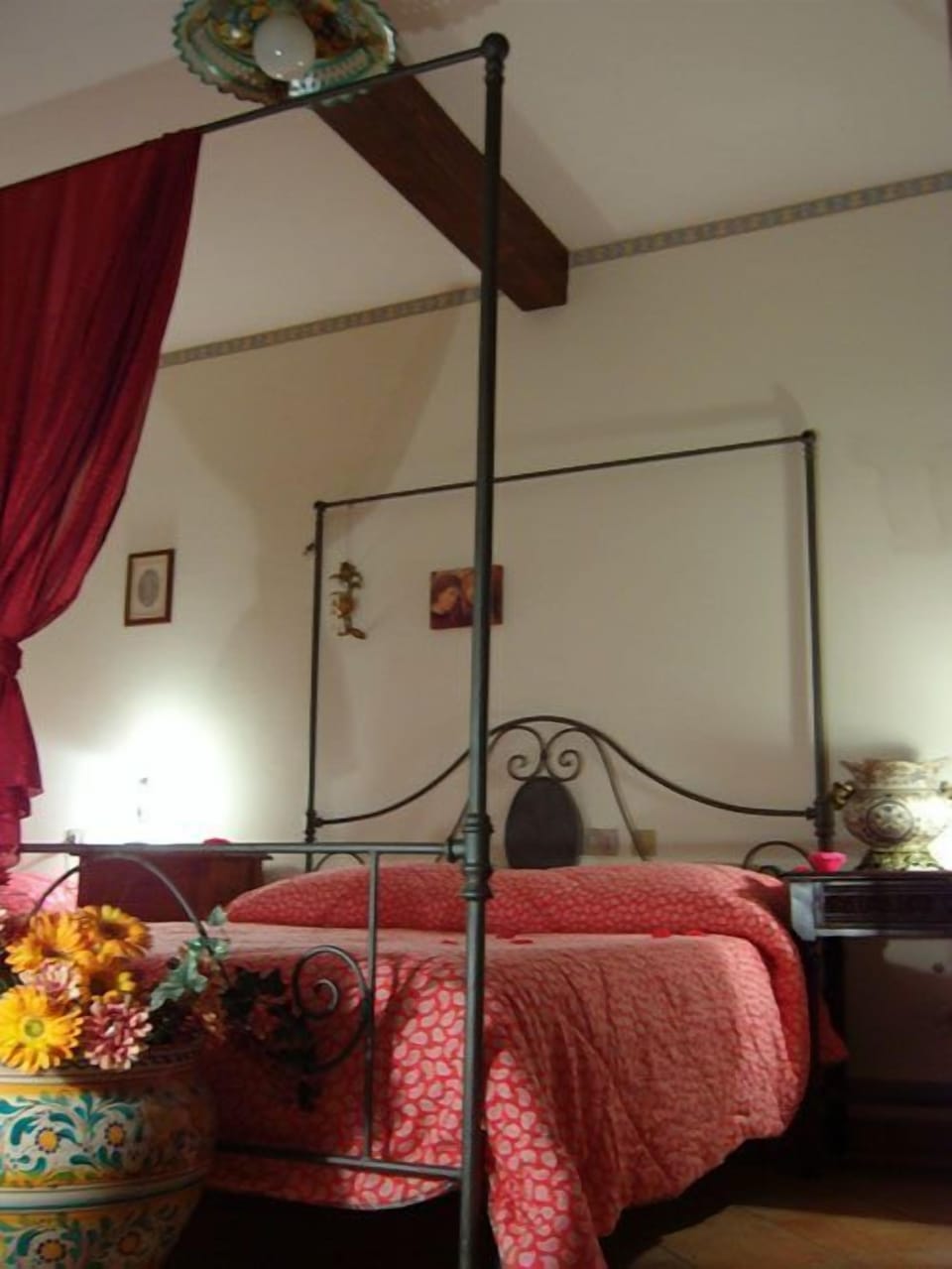 Cribs/infant beds, free WiFi, bed sheets