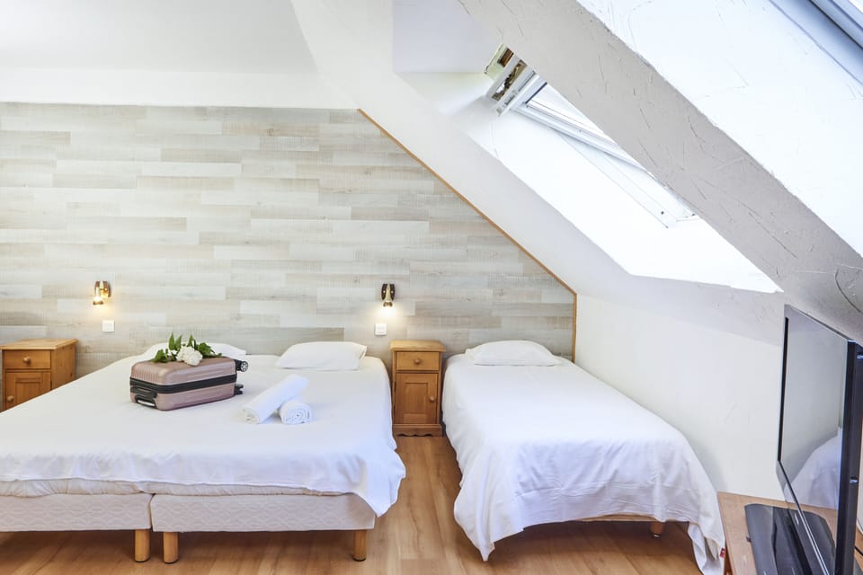 Triple Room | Premium bedding, desk, iron/ironing board (on request), WiFi (free)