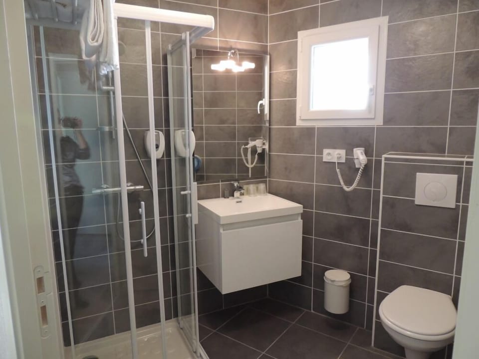 Comfort Triple Room | Bathroom | Free toiletries