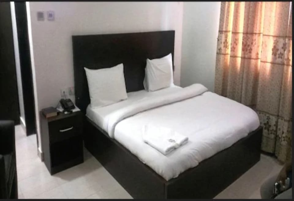 In-room safe, soundproofing, free WiFi, bed sheets