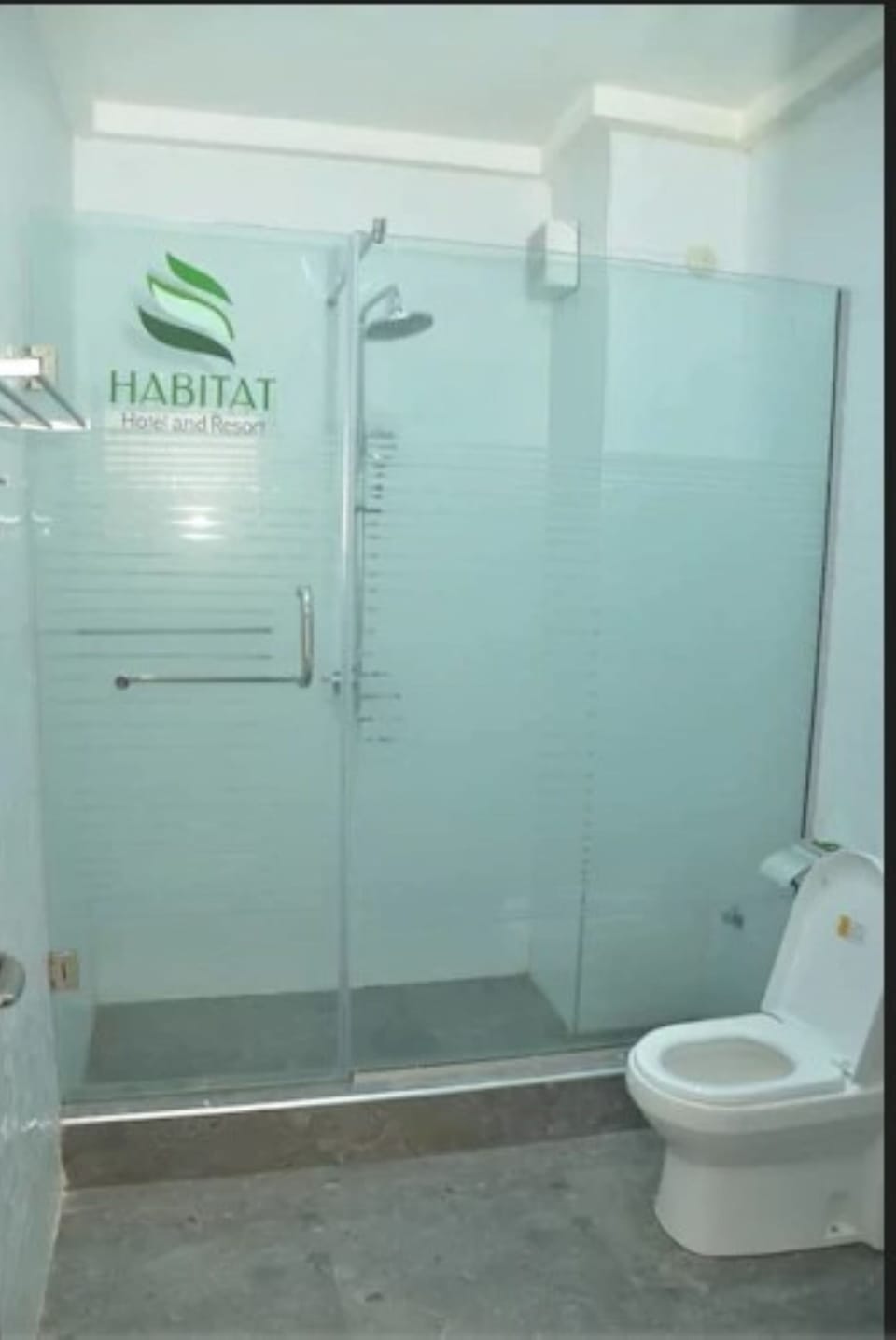 Shower, free toiletries, towels