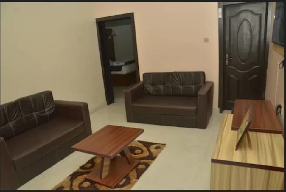 Executive Suite | Living room | Flat-screen TV