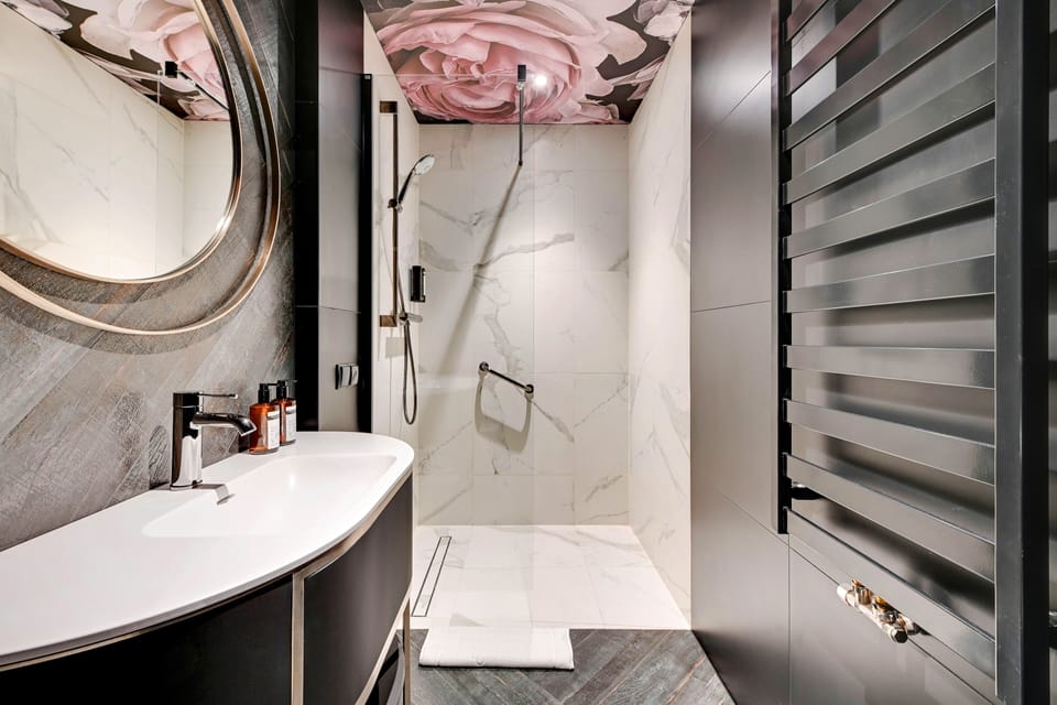 Classic Triple Room, 1 Queen Bed with Sofa bed, Non Smoking | Bathroom | Shower, free toiletries, hair dryer, bathrobes