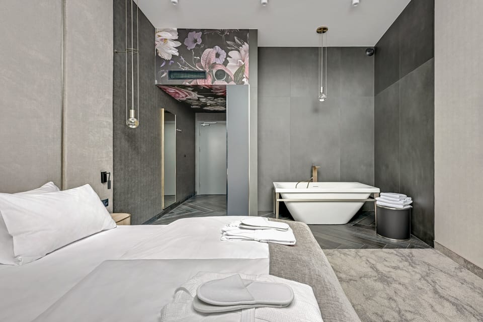 Deluxe Apartment, Non Smoking | Bathroom | Shower, free toiletries, hair dryer, bathrobes