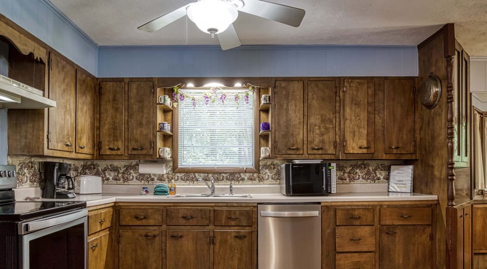 Full Kitchen dishwasher