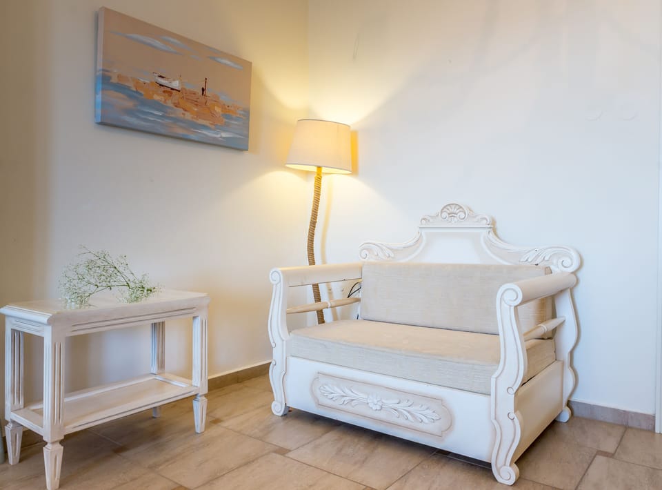 Standard Triple Room | In-room safe, desk, laptop workspace, soundproofing