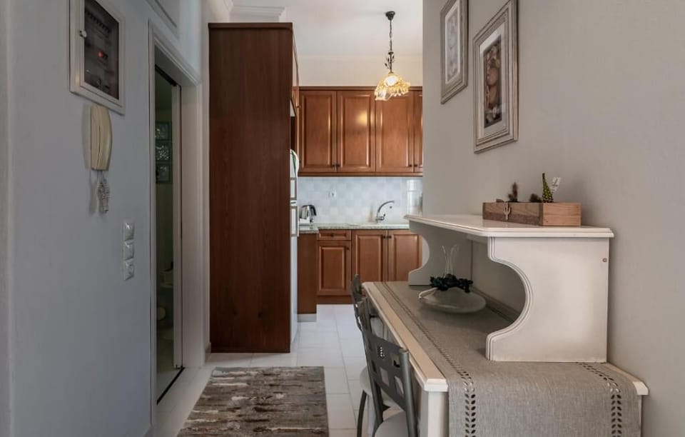 Fridge, coffee/tea maker, electric kettle