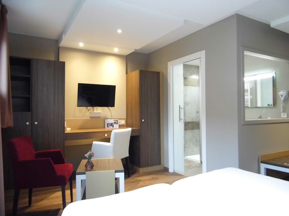 Superior Double or Twin Room | Living area | 80-cm flat-screen TV with satellite channels, TV