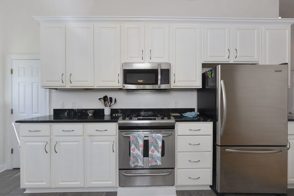 House, 4 Bedrooms | Private kitchen | Fridge, oven, coffee/tea maker, toaster