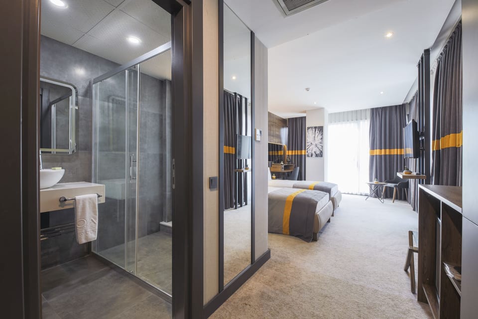 Standard Twin Room | In-room safe, desk, blackout drapes, soundproofing