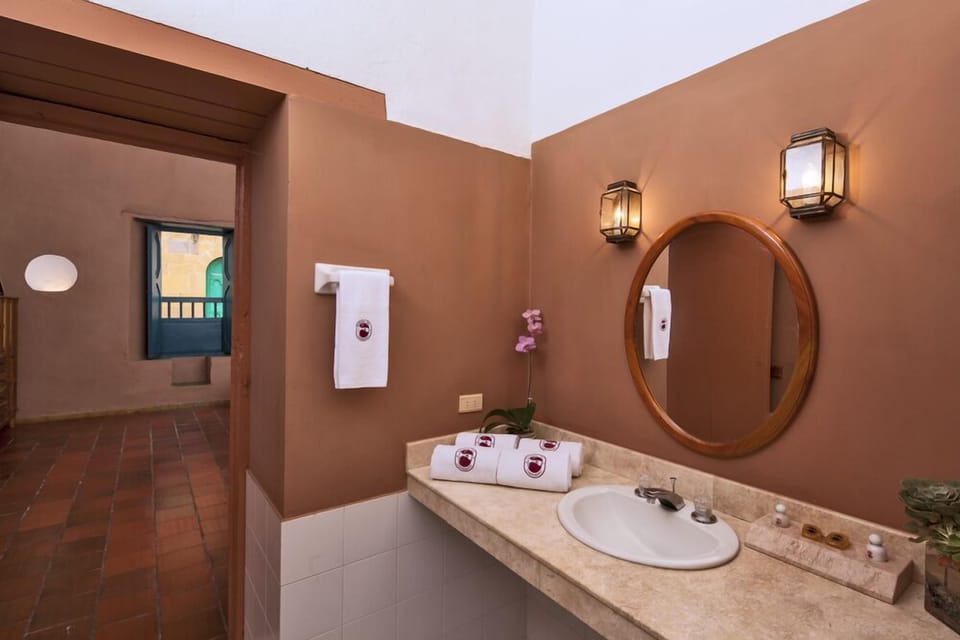Suite | Bathroom | Shower, free toiletries, towels, soap