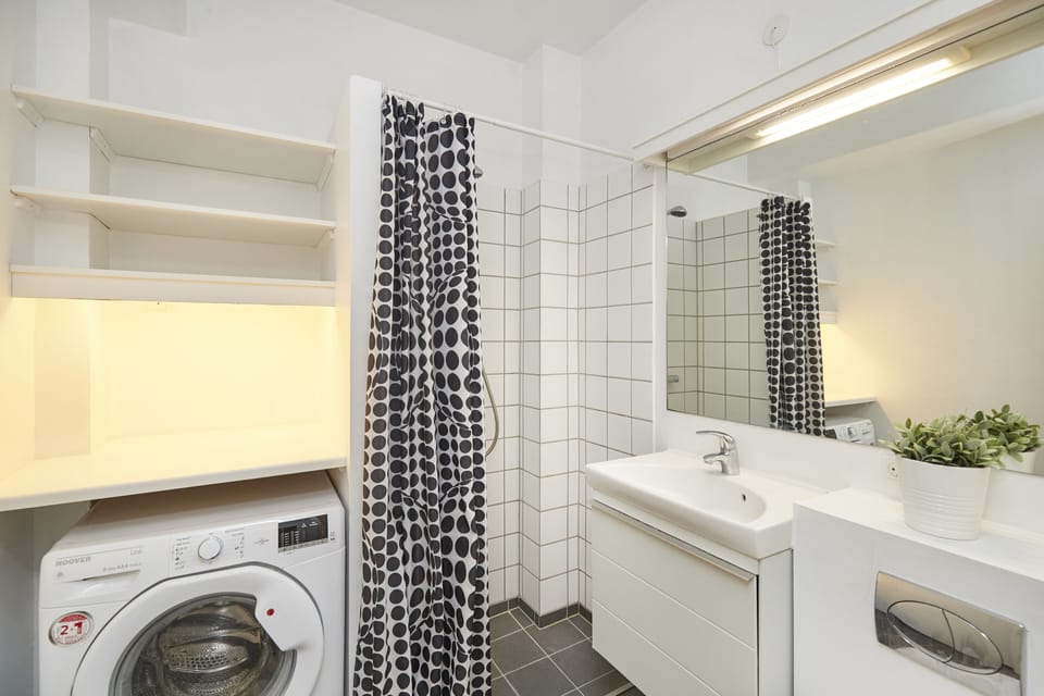 Classic Apartment, Multiple Beds | Bathroom | Shower, hair dryer, towels