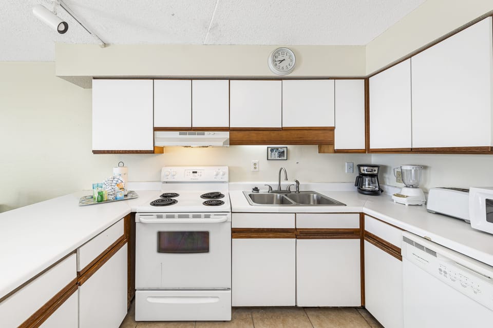 Exclusive Condo, 1 Bedroom, Balcony, Ocean View | Private kitchen | Full-size fridge, microwave, oven, stovetop