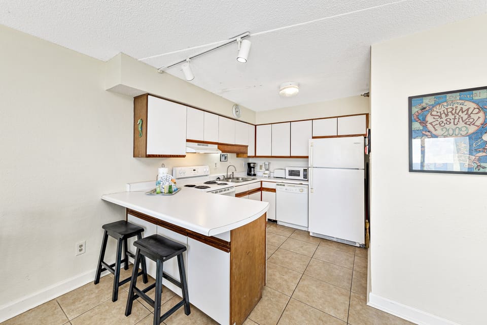 Exclusive Condo, 1 Bedroom, Balcony, Ocean View | Private kitchen | Full-size fridge, microwave, oven, stovetop