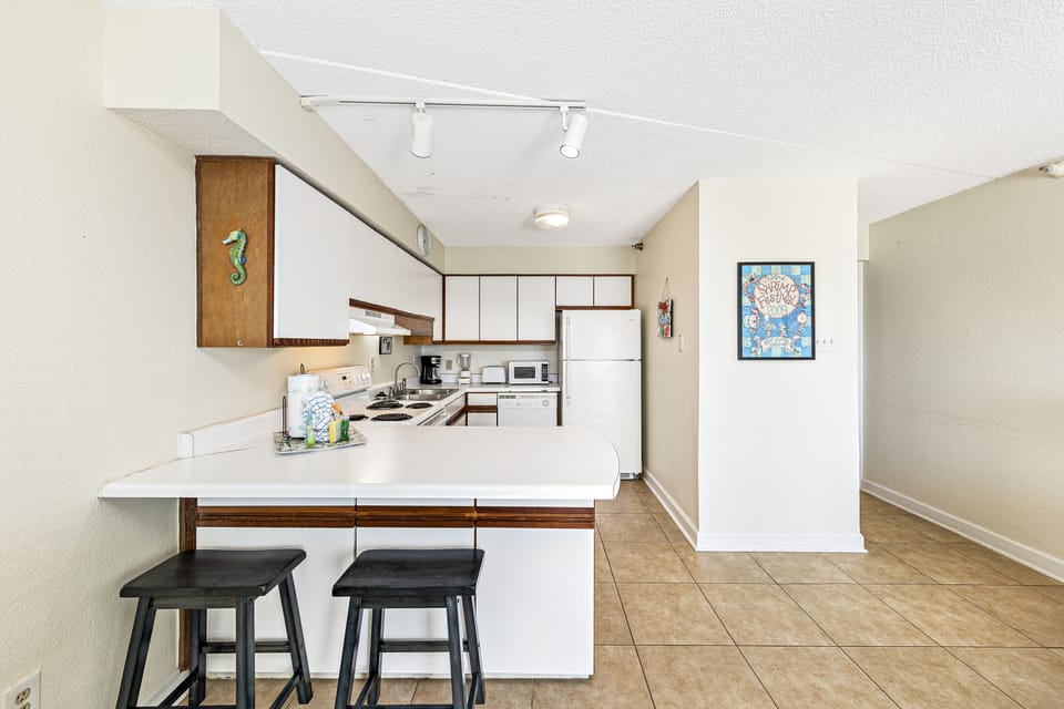 Exclusive Condo, 1 Bedroom, Balcony, Ocean View | Private kitchen | Full-size fridge, microwave, oven, stovetop