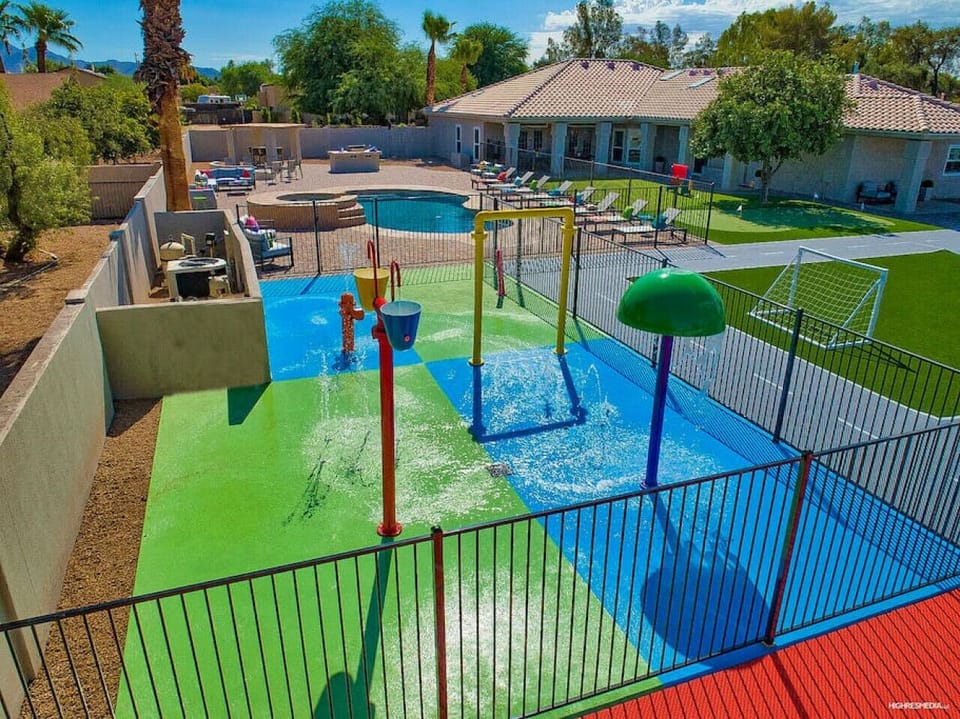[Amenities] Children`s splash pad and play area