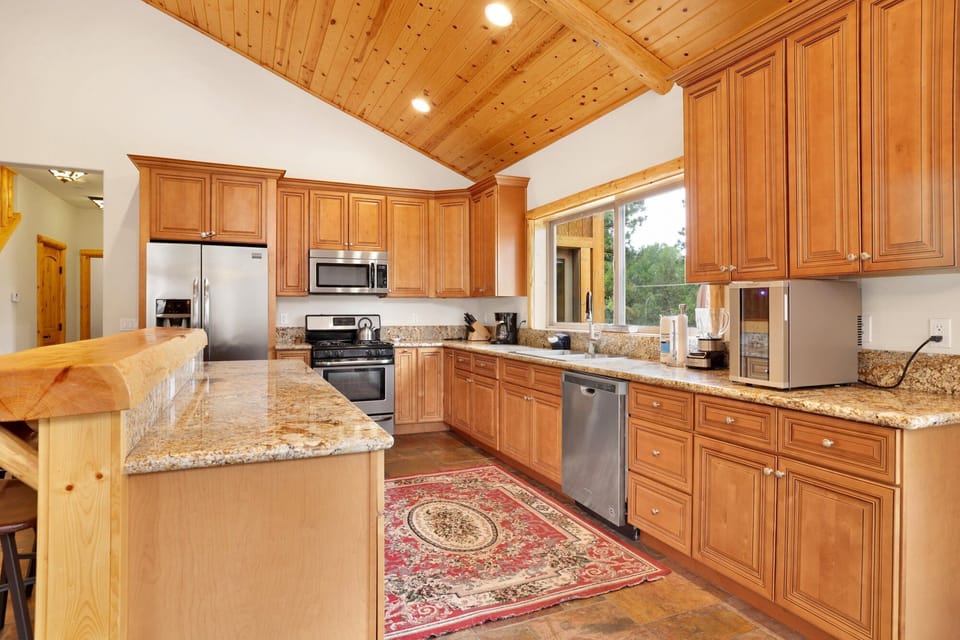 House, Multiple Beds, Hot Tub, Mountain View (1648) | Private kitchen
