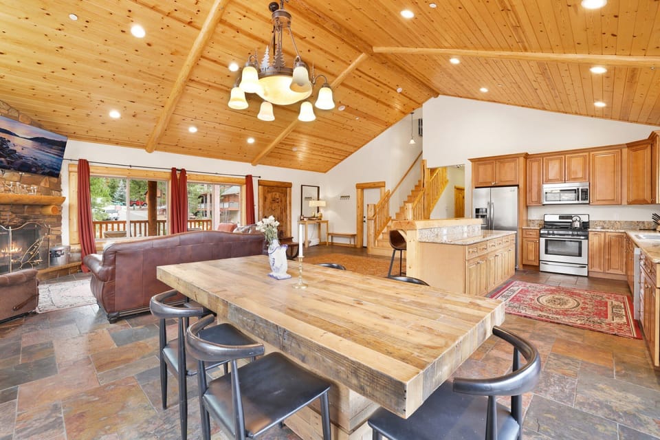 House, Multiple Beds, Hot Tub, Mountain View (1648) | Private kitchen