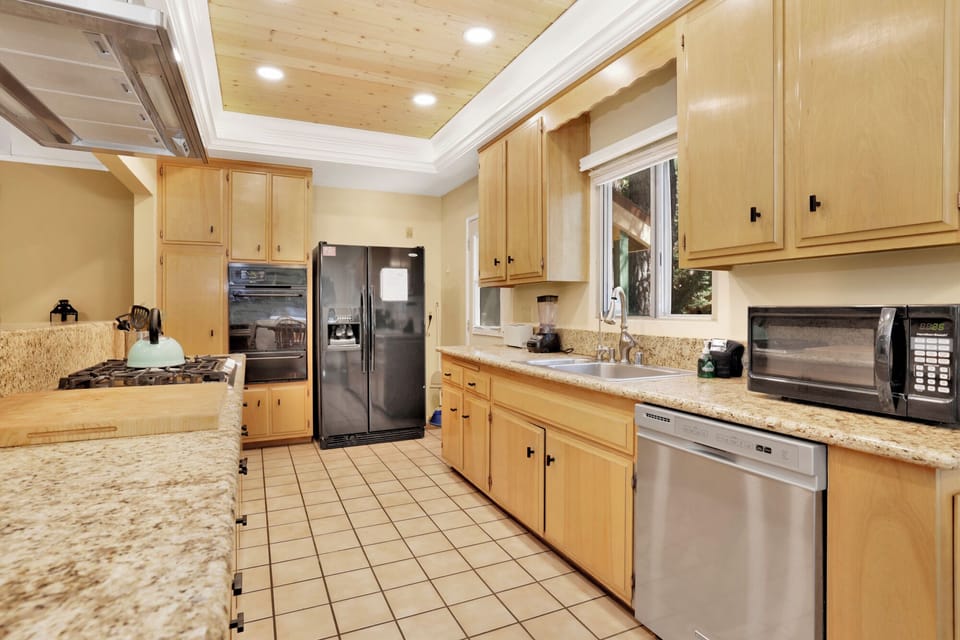 House, Multiple Beds, Hot Tub, Mountain View (1651) | Private kitchen