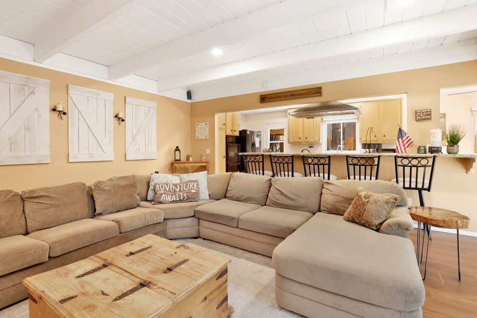 House, Multiple Beds, Hot Tub, Mountain View (1651) | Living area | Fireplace