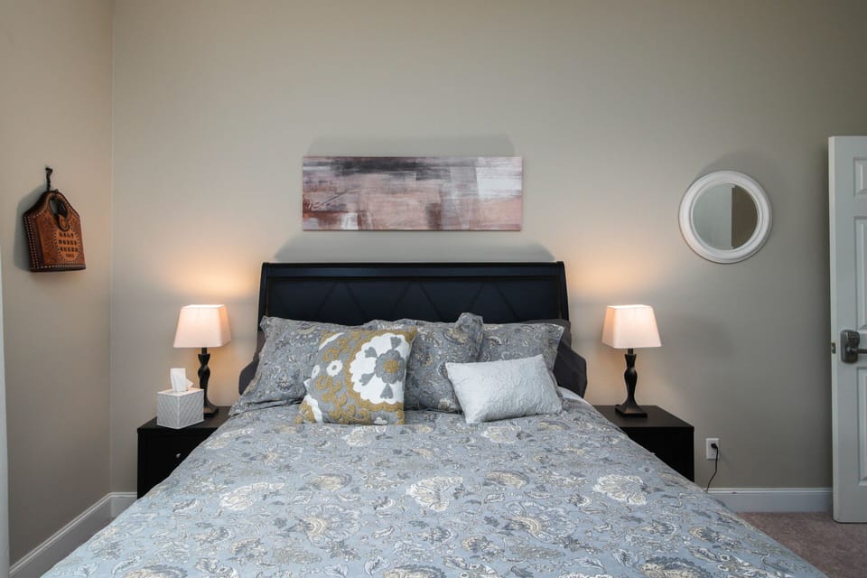 The Paul bedroom has an alcove for an optional twin rollaway bed.