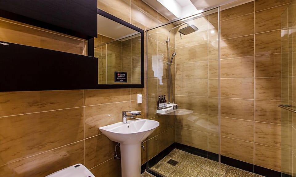 Luxury Room, Ocean View (A) | Bathroom | Shower, hair dryer, towels, soap