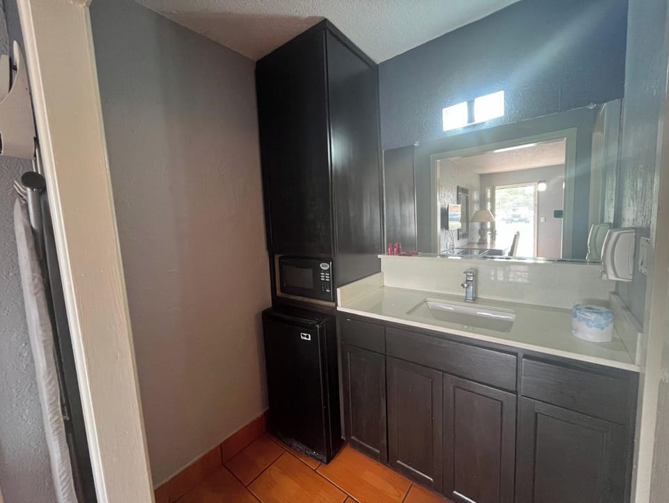 Room, 1 King Bed, Non Smoking | Bathroom | Free toiletries, hair dryer (on request), towels