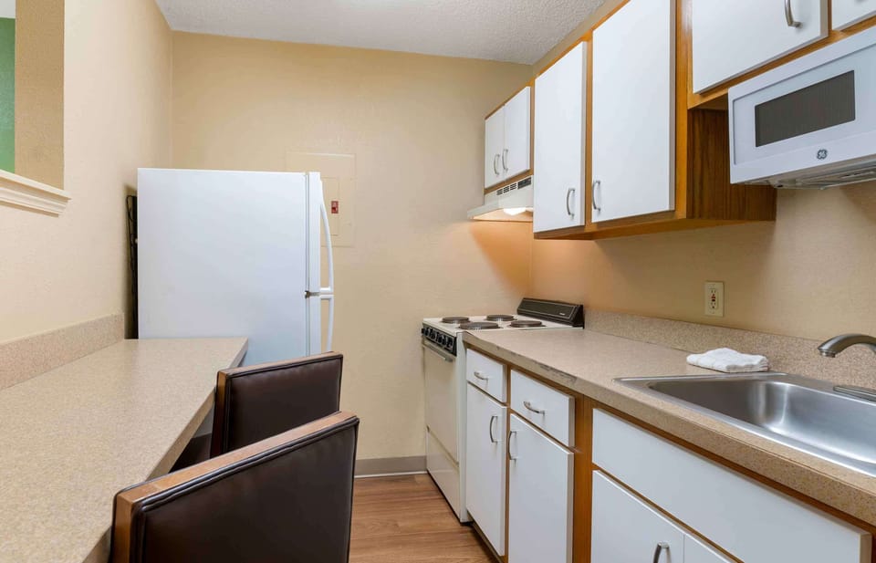 Deluxe Studio, 1 Queen Bed with Sofa bed, Non Smoking | Private kitchen | Mini-fridge, microwave, stovetop
