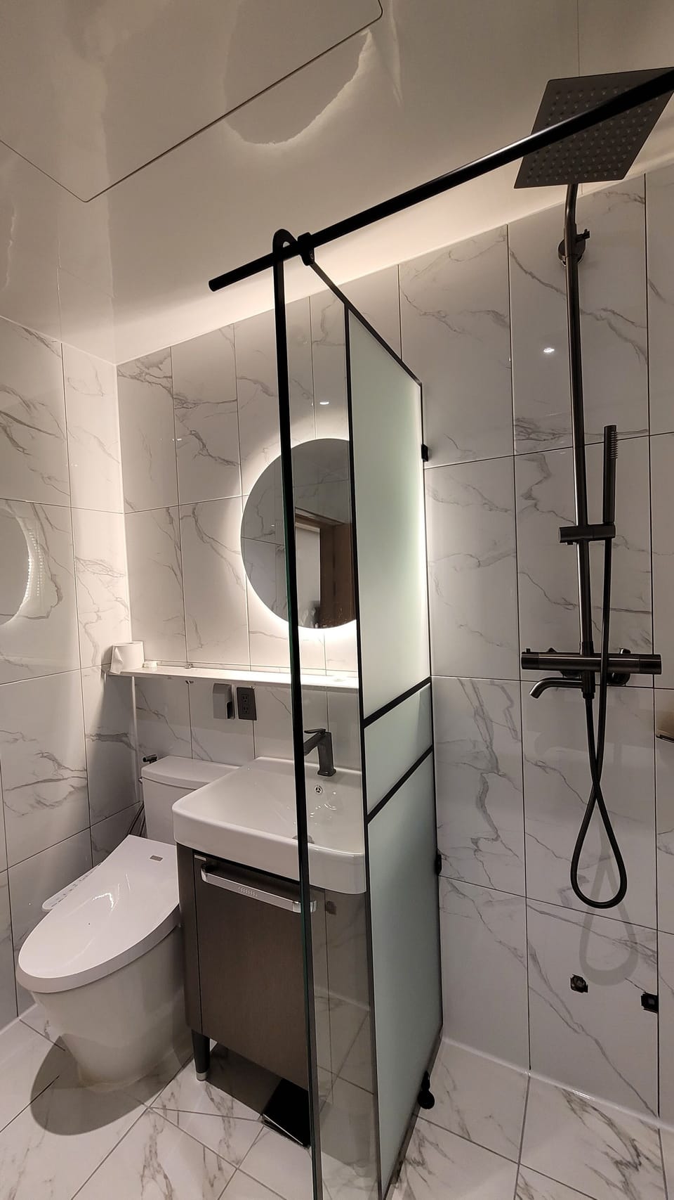 Combined shower/tub, free toiletries, hair dryer, slippers