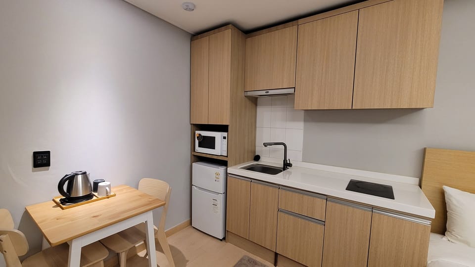 Business Twin Room | Desk, blackout drapes, free WiFi, bed sheets