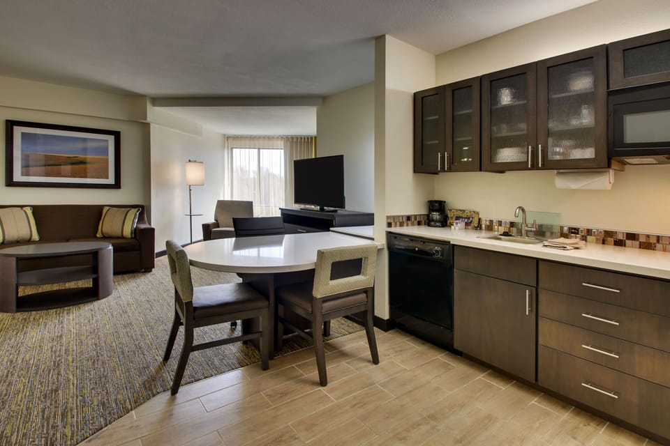 Coffee/tea maker, fridge, microwave, stovetop