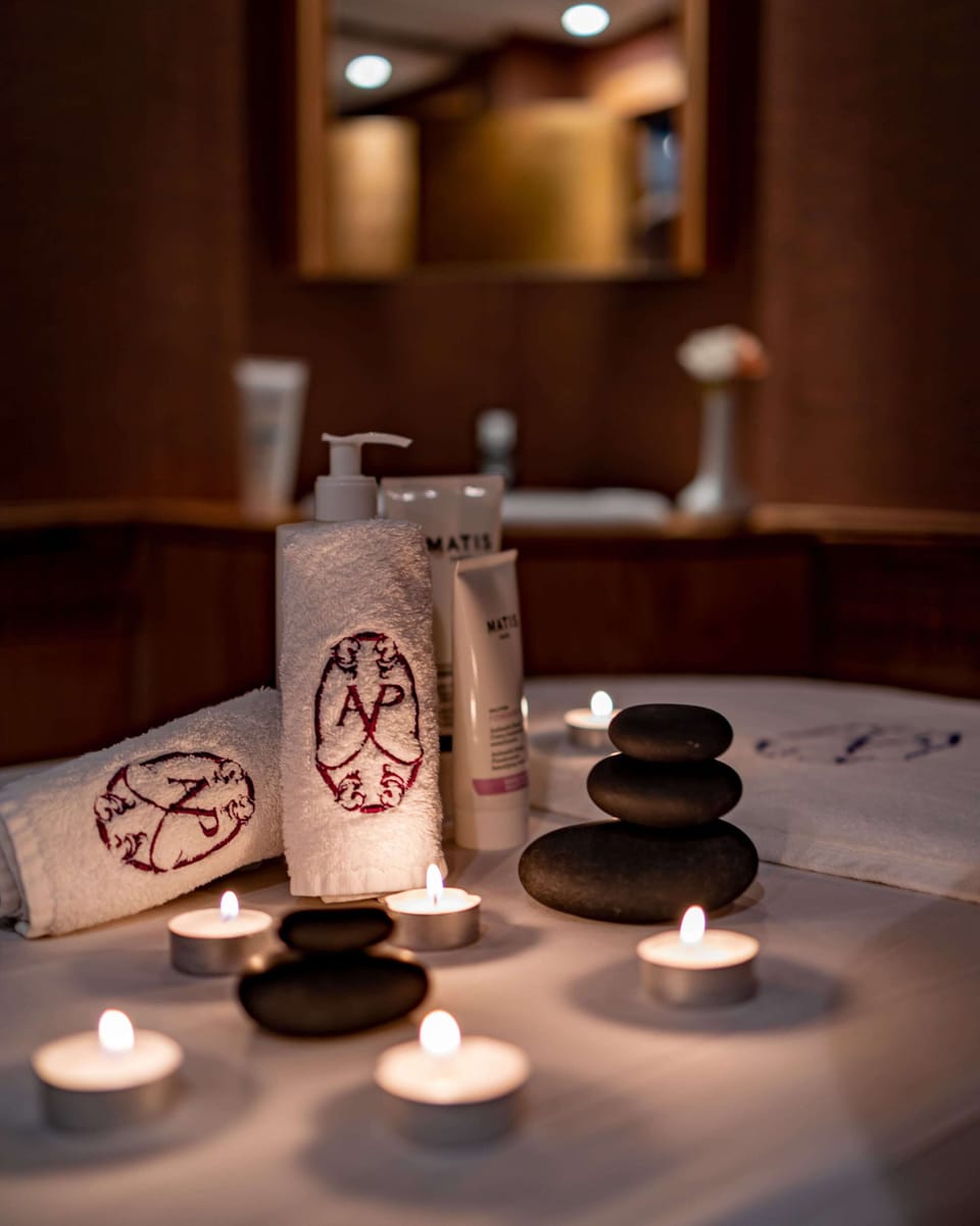 Couples treatment rooms, sauna, hot tub, Turkish bath, body treatments