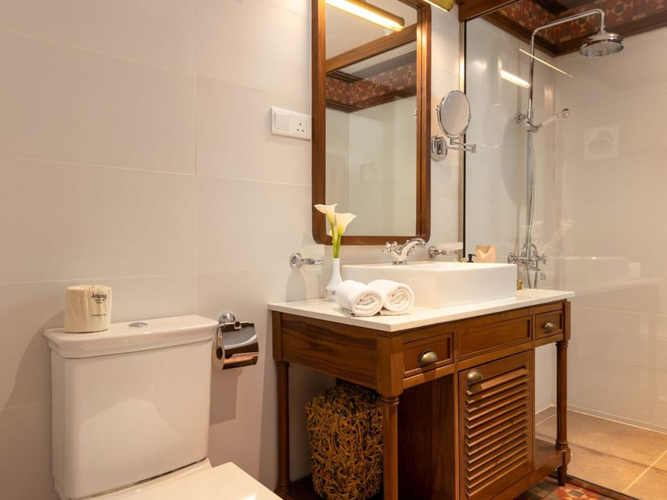 Heritage Suite | Bathroom | Shower, free toiletries, hair dryer, bathrobes