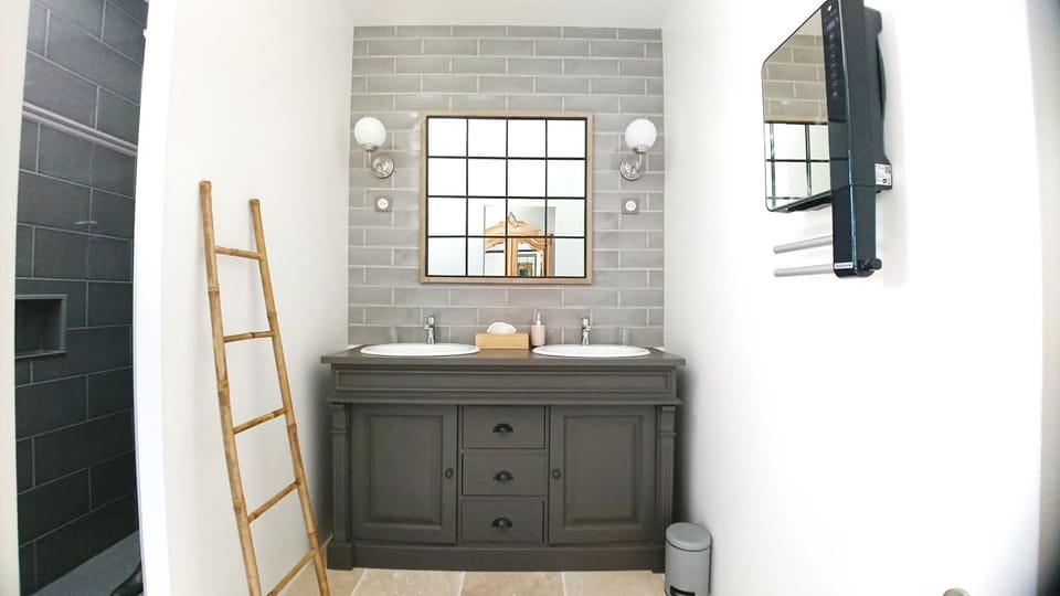 Family Room (Charme) | Bathroom sink