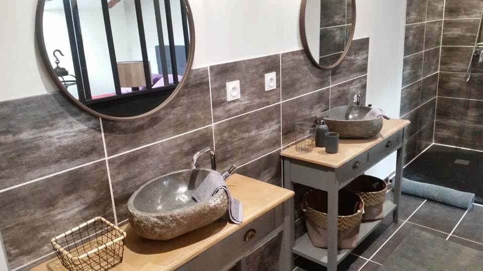 Double Room (Gwangali) | Bathroom | Shower, free toiletries, hair dryer, bathrobes