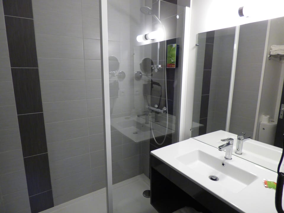 Family Room 3-4 People | Bathroom | Hair dryer, towels