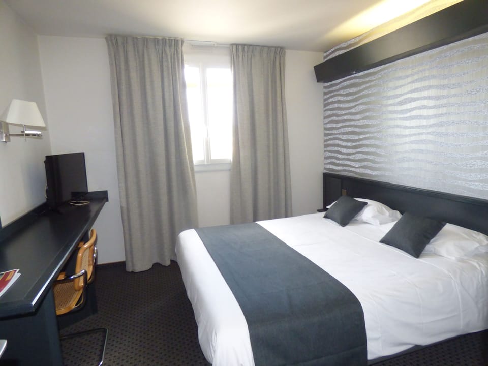 Double Room | Desk, blackout drapes, soundproofing, iron/ironing board