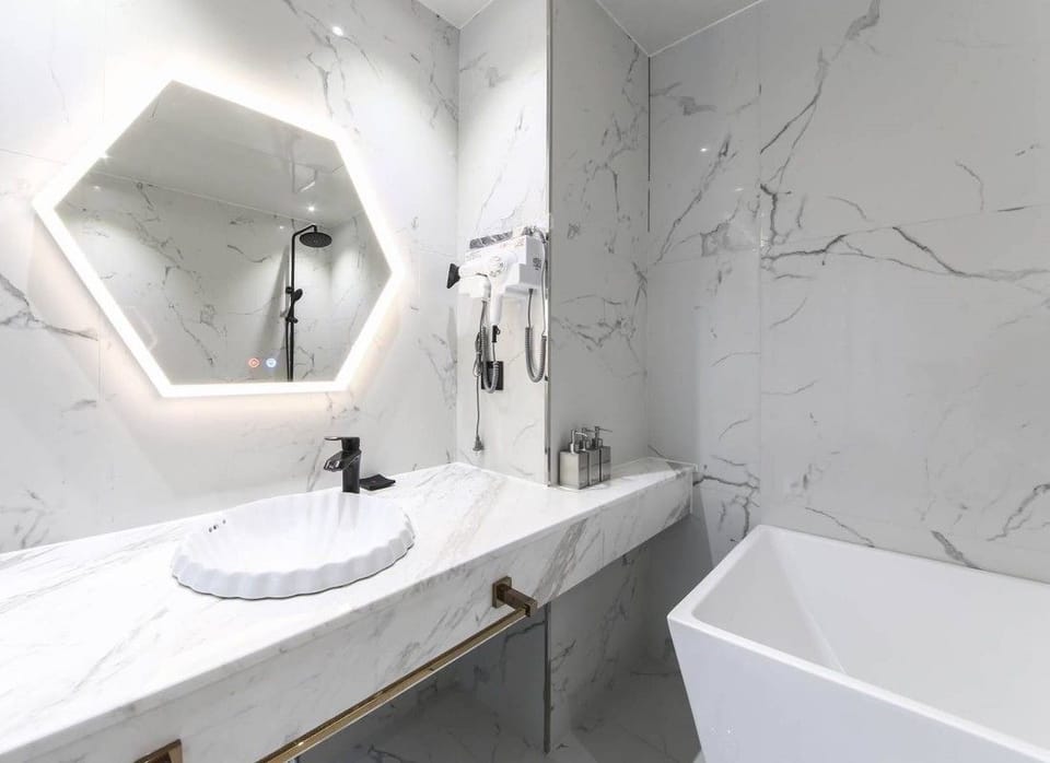 Deluxe Double Room | Bathroom sink