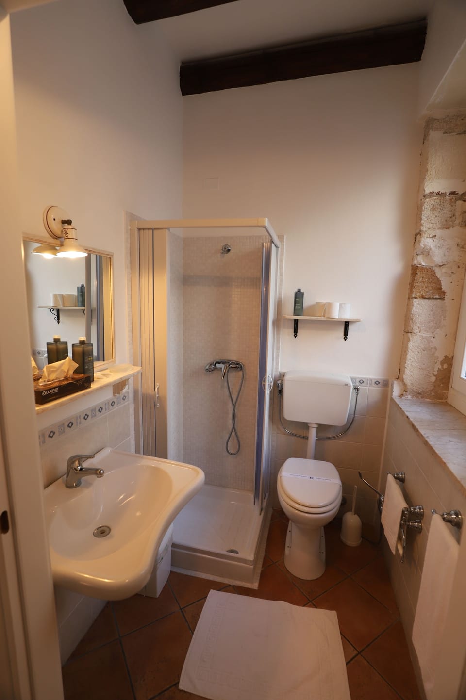 Double Room | Bathroom | Shower, free toiletries, bidet, towels