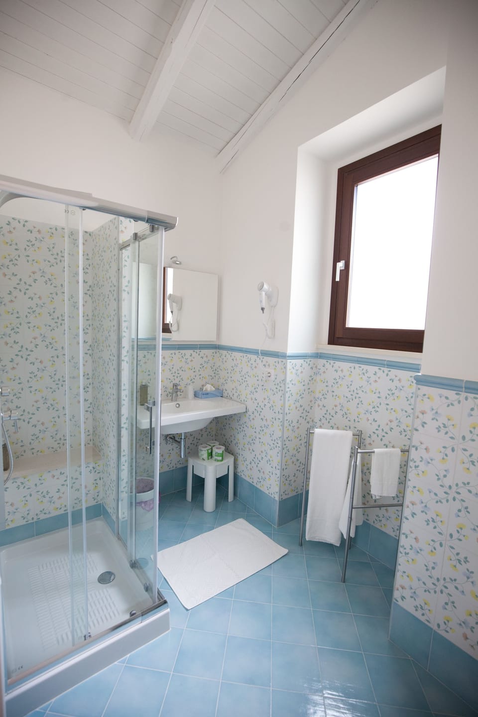 Deluxe Room | Bathroom | Shower, free toiletries, bidet, towels