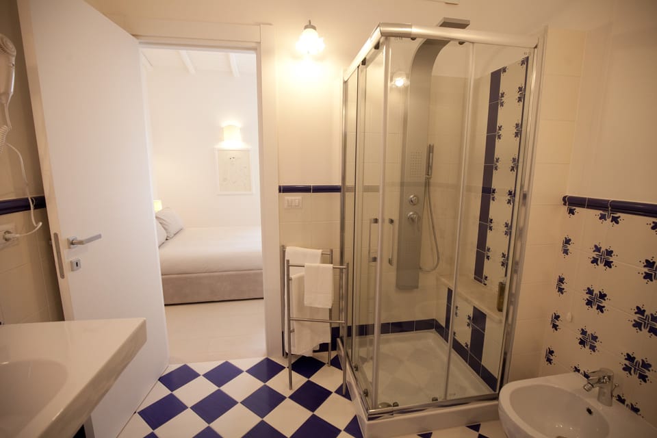 Superior Room | Bathroom | Shower, free toiletries, bidet, towels