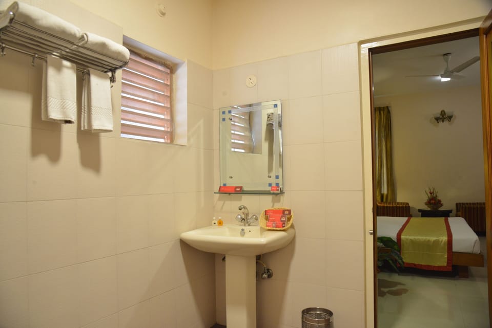 Superior Room | Bathroom | Shower, free toiletries, slippers, towels