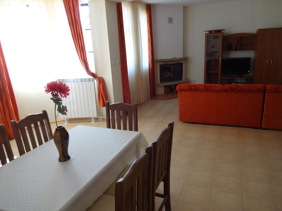 Villa, 3 Bedrooms, Mountain View | Living area | Flat-screen TV, fireplace