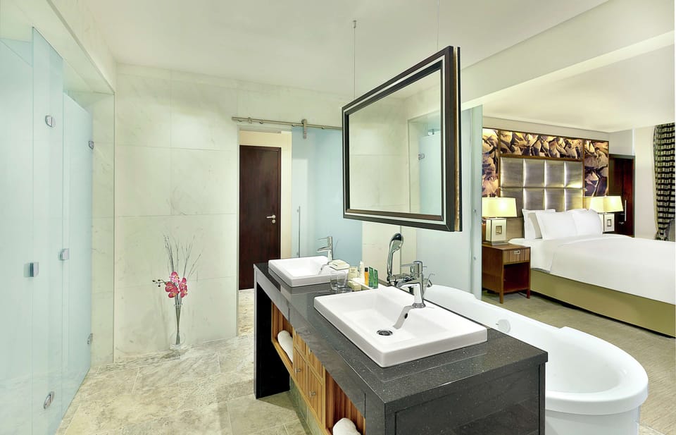 Presidential Suite | Bathroom | Separate tub and shower, free toiletries, hair dryer, bathrobes