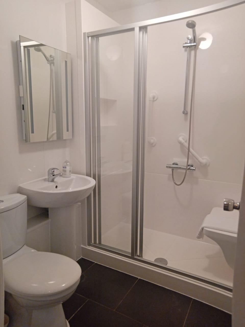 Twin Room, 2 Twin Beds | Bathroom | Hair dryer, towels, shampoo