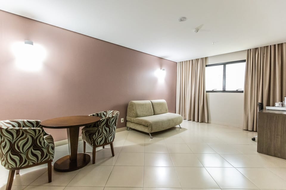 Premium Room, 1 King Bed | Premium bedding, minibar, in-room safe, desk