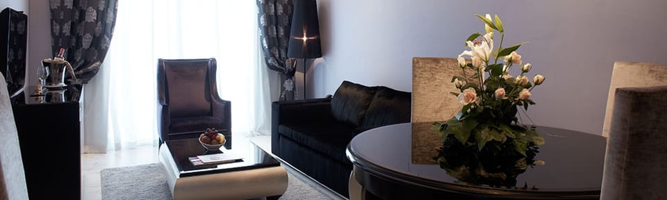 Executive Suite | Minibar, in-room safe, free WiFi, bed sheets