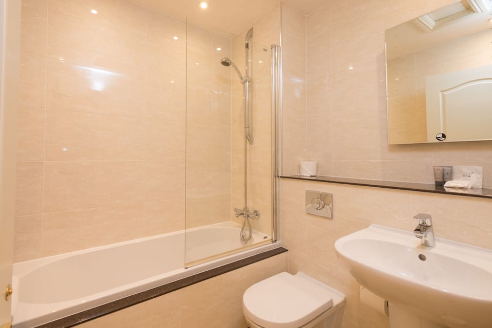 Combined shower/tub, hair dryer, towels